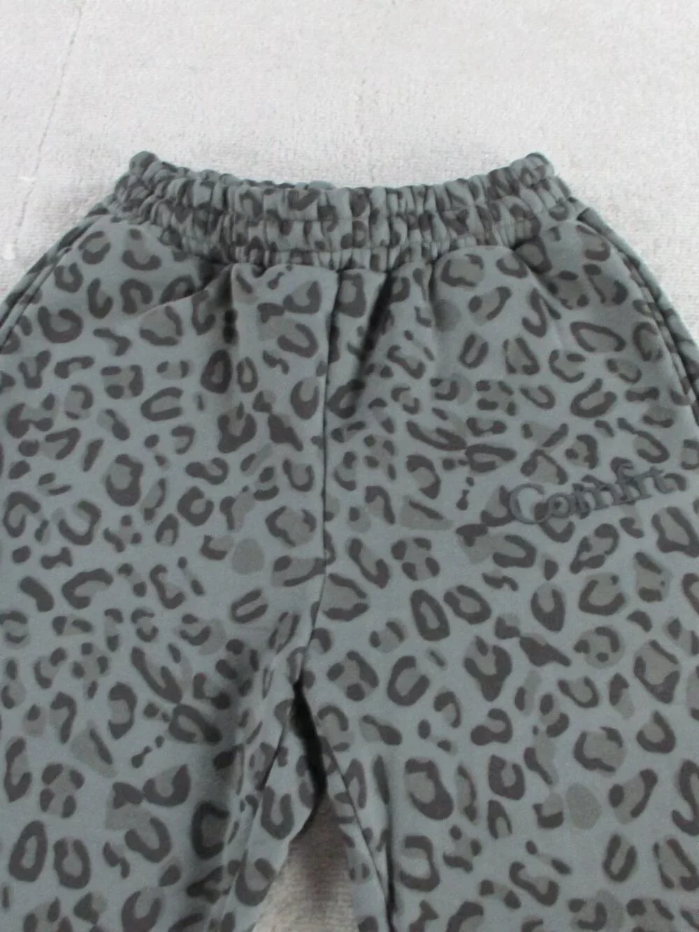 Comfrt Sweatpants Womens Small Panther Print Gray Black Minimalist Straight Leg - Picture 3 of 13
